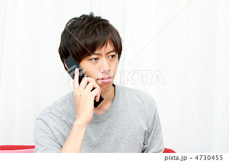 電話する若い男性 電話する若い男性 4730455