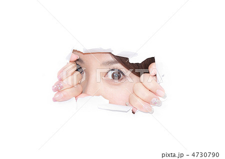 壁をこじ開け先を見つめる女性の写真素材 壁をこじ開け先を見つめる女性の写真素材 4730790