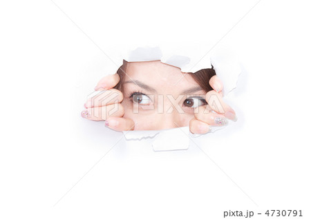 壁をこじ開け先を見つめる女性の写真素材 壁をこじ開け先を見つめる女性の写真素材 4730791