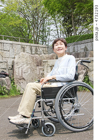 車椅子のおばあさん 4732193