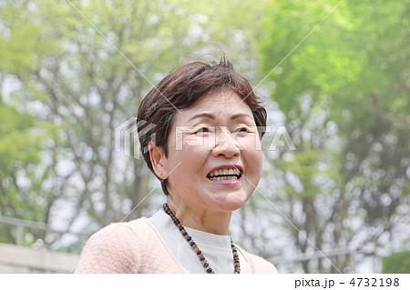 おばあさんの笑い顔の写真素材