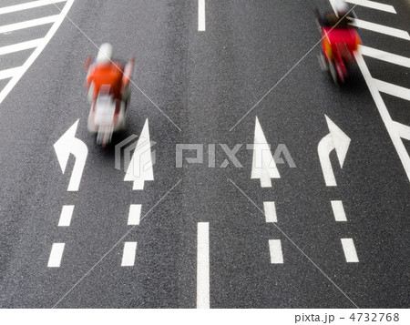道路上の矢印 4732768