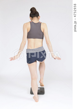 そーっと体重計に乗る女性 そーっと体重計に乗る女性 4732938
