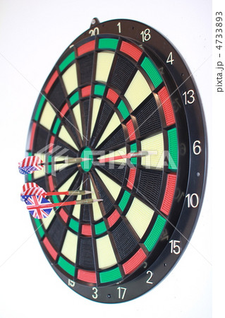 壁掛けのダーツ板とダーツの矢 4733893