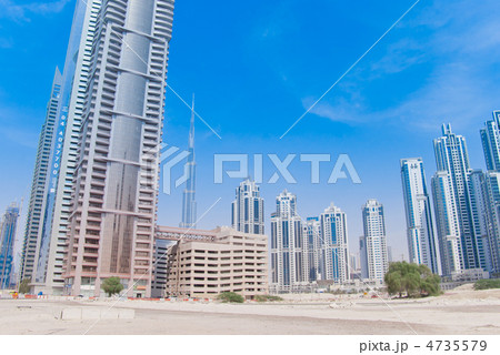 ドバイ・建築中のビル群とブルジュ・ハリファ 4735579