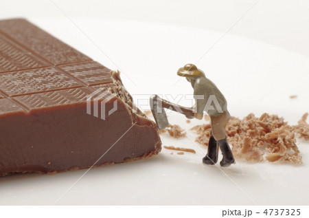 チョコレートを削る人形 チョコレートを削る人形 4737325