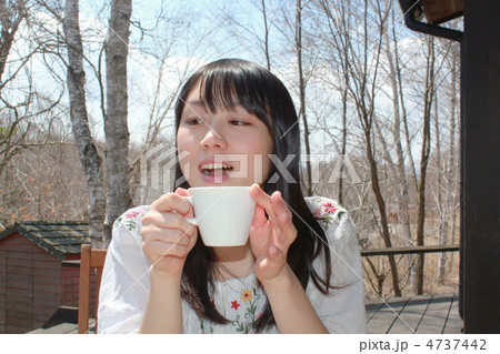 女性 カフェ コーヒー カフェオレ 喫茶店 ペンション 高原 原村 信州 長野県 屋外 ベランダ 女性 カフェ コーヒー カフェオレ 喫茶店 ペンション 高原 原村 信州 長野県 屋外 ベランダ 4737442
