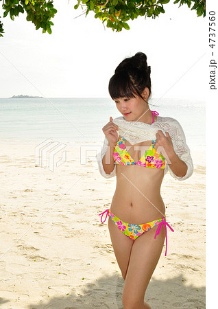 サメット島でリゾートを楽しむビキニの若い女性 サメット島でリゾートを楽しむビキニの若い女性 4737560