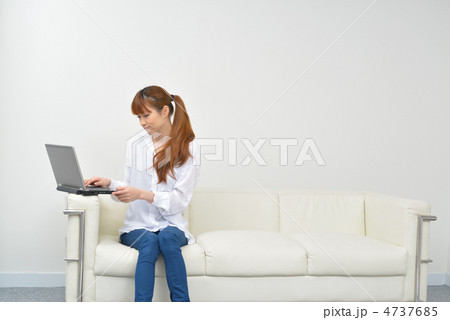 リビングでパソコン 4737685