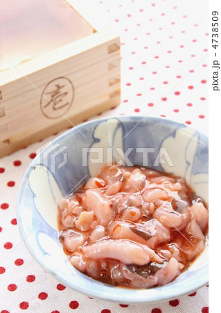 呼子産の蛸の塩辛と枡酒 4738509
