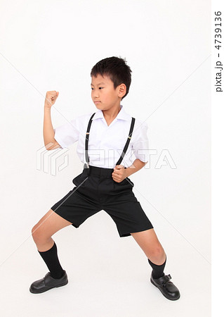 ポーズをとる男の子 夏服の写真素材 ポーズをとる男の子 夏服の写真素材