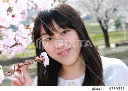 女性 春 桜 公園 木 ソメイヨシノ 花見 さわやか 屋外 行事 笑顔 若い 学校 人物 セクシ 女性 春 桜 公園 木 ソメイヨシノ 花見 さわやか 屋外 行事 笑顔 若い 学校 人物 セクシ 4739586