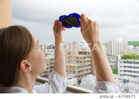 太陽観察を楽しむ女性 4739675