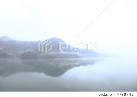 霧に霞む湖 4739745