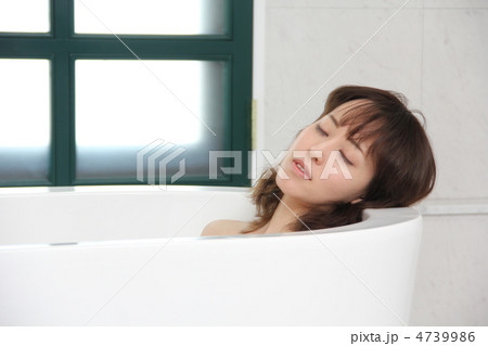 バスタブの中で眠っている若い女性 バスタブの中で眠っている若い女性 4739986