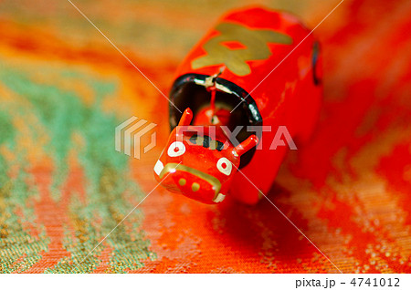 正月素材_ 赤ベコと帯 正月素材_ 赤ベコと帯 4741012