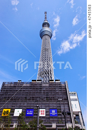 青空が広がる東京スカイツリータウンと東京スカイツリー 4745563
