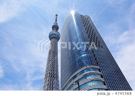 青空が広がる東京スカイツリーと東京スカイツリーイーストタワー 4745568