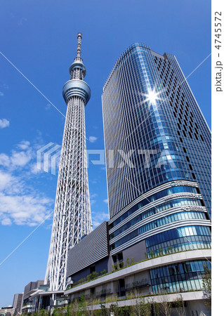 青空が広がる東京スカイツリーと東京スカイツリーイーストタワー 青空が広がる東京スカイツリーと東京スカイツリーイーストタワー 4745572