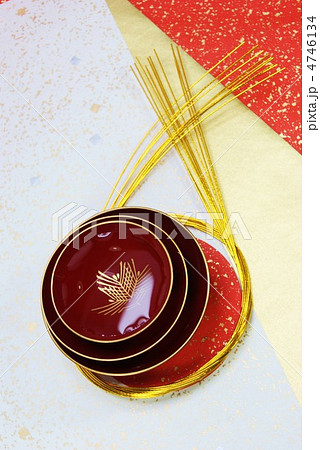 年賀素材・盃三献に水引・和紙バック縦位置 年賀素材・盃三献に水引・和紙バック縦位置 4746134