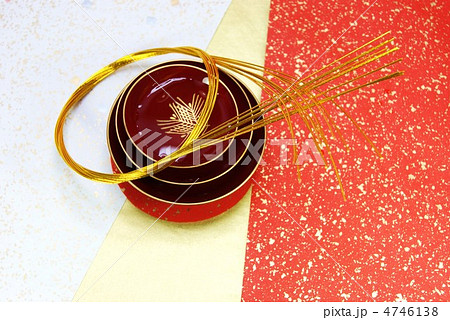 年賀素材・盃三献に水引・和紙バック横位置 4746138