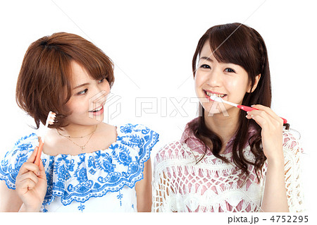 歯磨きする女性　二人 4752295