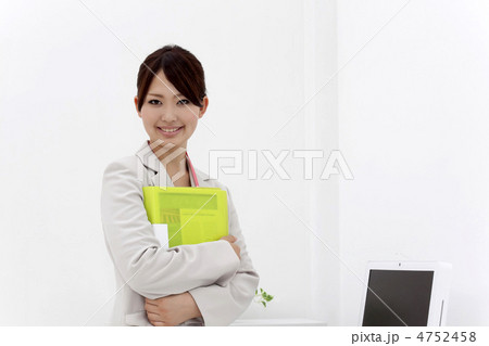 オフィス 笑顔の若いビジネスウーマン オフィス 笑顔の若いビジネスウーマン 4752458