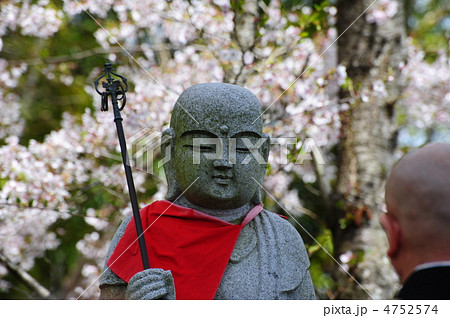 祈り 桜バックのお地蔵さんにお祈りする坊さん 祈り 桜バックのお地蔵さんにお祈りする坊さん 4752574