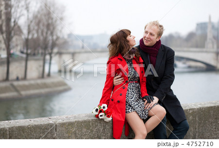 Dating couple at the Parisian embankment 4752710