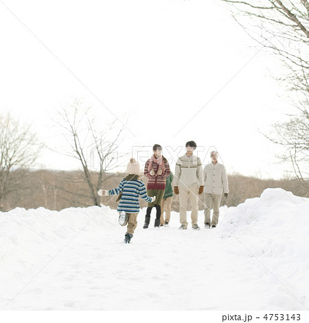 雪道を歩く3世代家族 雪道を歩く3世代家族 4753143