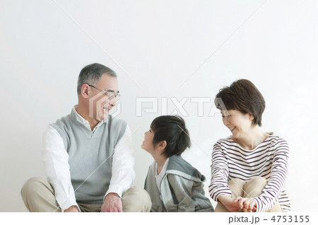 微笑む祖父母と孫 微笑む祖父母と孫 4753155