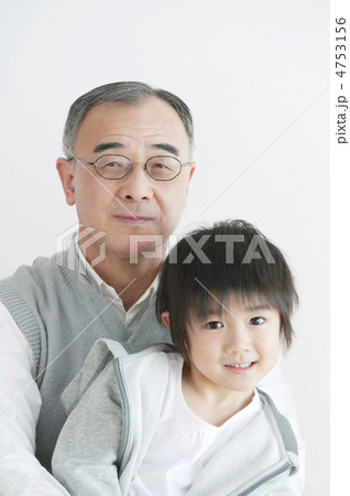 孫を抱く祖父 4753156