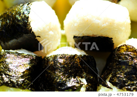 不揃いな手作りのおにぎり 4753179