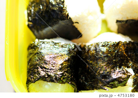 不揃いな手作りのおにぎり 4753180