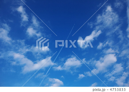上昇する飛行機と飛行機雲 上昇する飛行機と飛行機雲 4753833