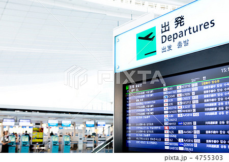 羽田空港国際線ターミナルの電光掲示板とチェックインカウンターの写真素材