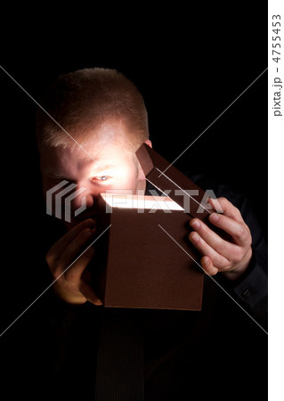 箱の中を覗く男性 4755453