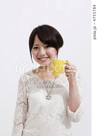 コーヒーカップを持つ笑顔の若い女性 4755784