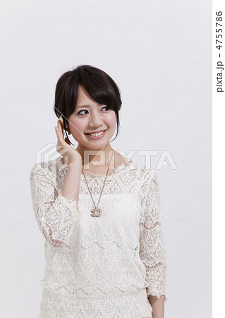 音楽を聴いてリラックスする女性 4755786