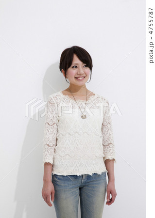 遠くを見つめたたずむ女性 4755787