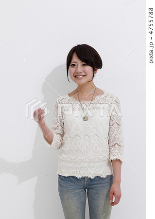 話かける若い女性 4755788