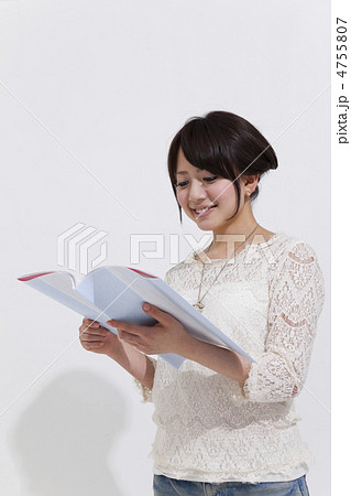 パンフレットを読む女性 4755807