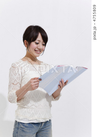 笑顔でパンフレットに目を通す女性 4755809