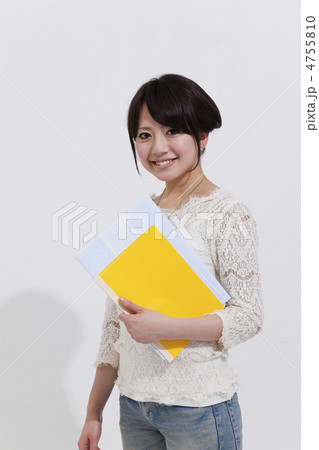 黄色いノートを持つ若い女性 黄色いノートを持つ若い女性 4755810