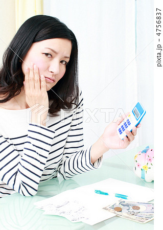 家計簿をつける女性 4756837