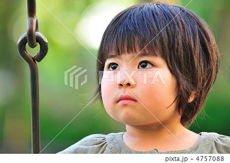 ブランコを楽しむ娘８ 4757088