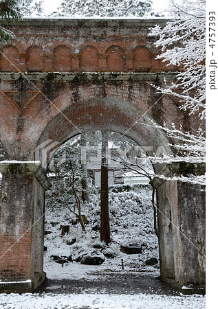 南禅寺水路閣の雪景色 4757393