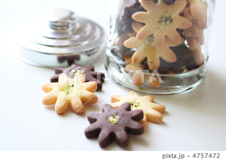 マーガレット型の手作りクッキー マーガレット型の手作りクッキー 4757472