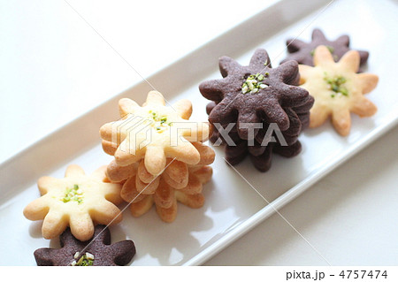 マーガレット型の手作りクッキー マーガレット型の手作りクッキー 4757474