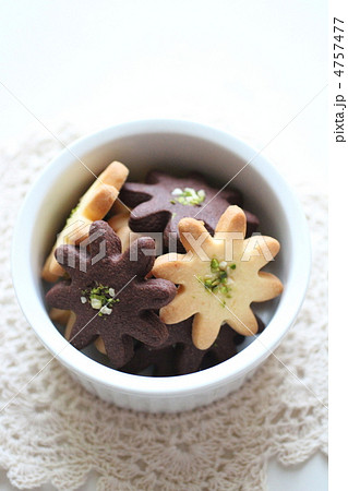 マーガレット型の手作りクッキー 4757477